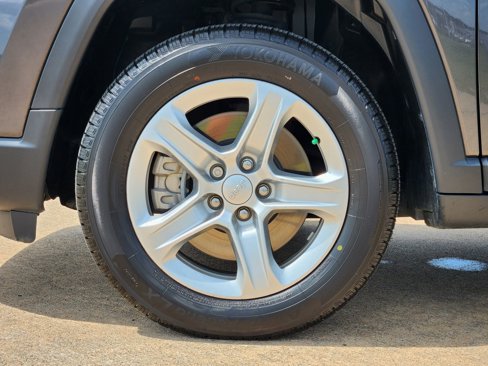 Used 2023 Jeep Compass Sport image 15