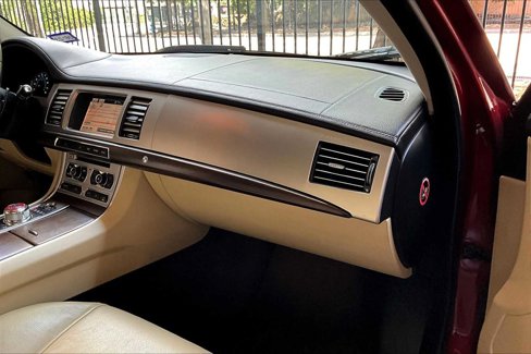 Used 2012 Jaguar XF image 18