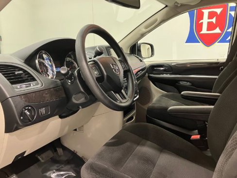 Used 2018 Dodge Grand Caravan SE image 24