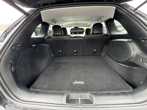 Used 2019 Jeep Cherokee Overland w/ Technology Group image 24