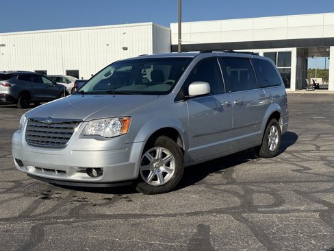 Used 2010 Chrysler Town & Country Touring image 4