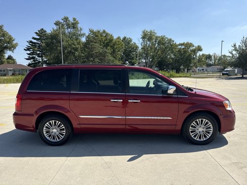 Used 2016 Chrysler Town & Country Touring-L image 32