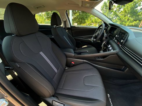 Used 2025 Hyundai Elantra SE w/ Cargo Package image 13