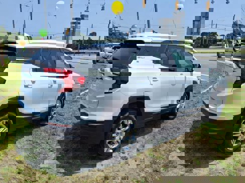 Used 2022 GMC Terrain SLE image 2
