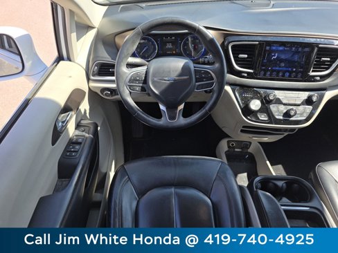 Used 2017 Chrysler Pacifica Touring-L w/ Tire & Wheel Group image 24