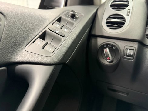Used 2016 Volkswagen Tiguan S image 43