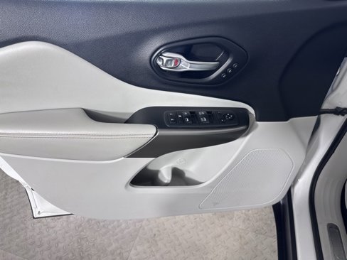 Used 2021 Jeep Cherokee Limited image 16