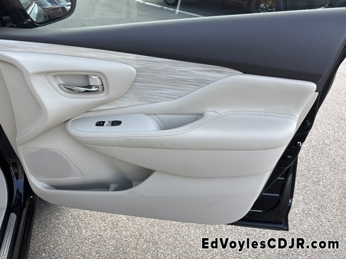 Used 2015 Nissan Murano S image 19