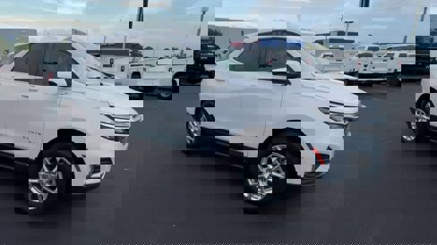 Used 2022 Chevrolet Equinox LT image 2