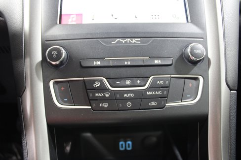 Used 2019 Ford Fusion SE image 16