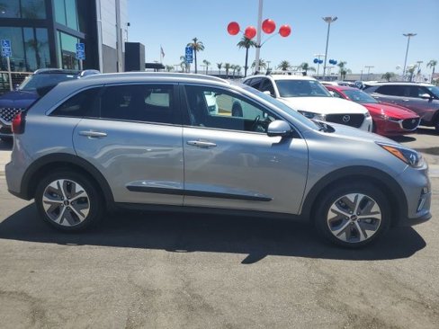 Used 2022 Kia Niro EX image 4