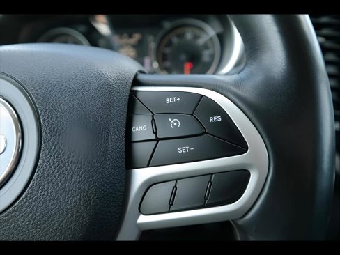 Used 2018 Jeep Cherokee Latitude Plus w/ Cold Weather Group image 15