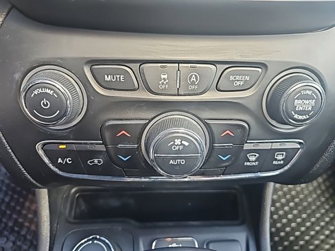 Used 2019 Jeep Cherokee Latitude Plus w/ Comfort/Convenience Group image 32