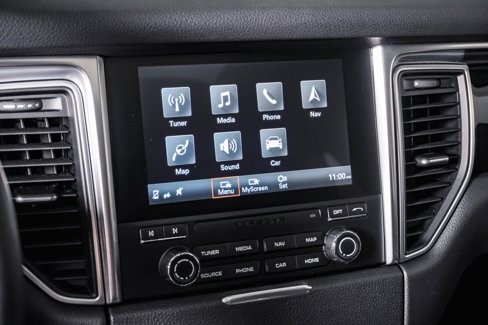 Certified 2018 Porsche Macan image 22