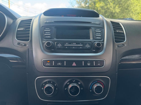 Used 2015 Kia Sorento LX image 32