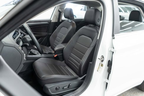 Used 2024 Volkswagen Jetta SE w/ Panoramic Sunroof Package image 9