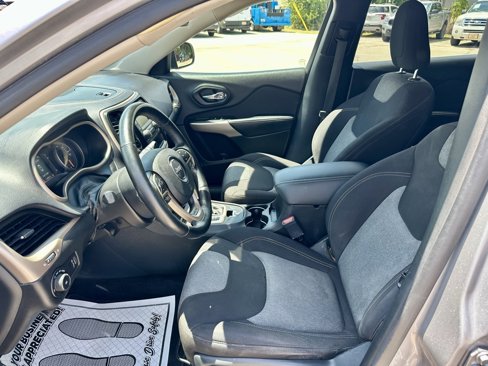 Used 2018 Jeep Cherokee Latitude w/ Altitude Package image 9