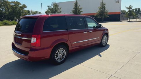 Used 2016 Chrysler Town & Country Touring-L image 8