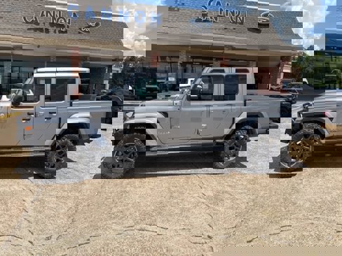 Used 2020 Jeep Gladiator Overland image 2