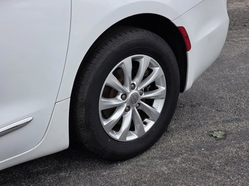 Used 2018 Chrysler Pacifica Touring-L image 10