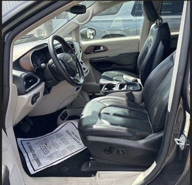 Used 2019 Chrysler Pacifica Touring-L image 16