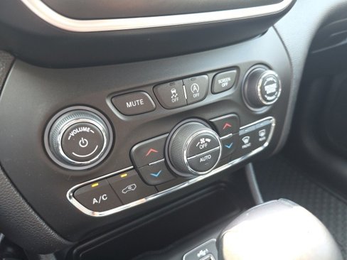 Used 2019 Jeep Cherokee Latitude Plus w/ Comfort/Convenience Group image 28
