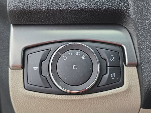 Used 2018 Ford Explorer XLT image 25