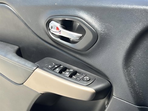 Used 2018 Jeep Cherokee Limited image 31