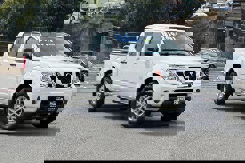 Used 2020 Nissan Frontier SV image 2