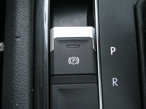 Used 2020 Volkswagen Tiguan SE image 16