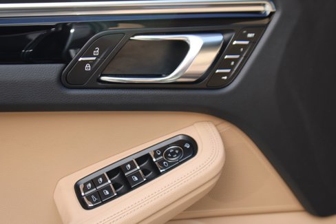 Certified 2024 Porsche Macan image 18