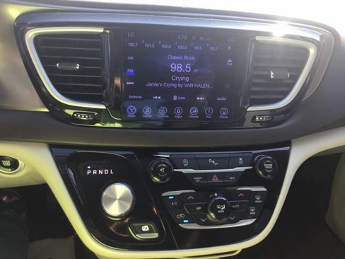 Used 2017 Chrysler Pacifica Touring-L image 17