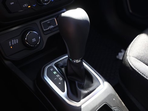 New 2023 Jeep Renegade Latitude w/ Sun & Fun Group image 31