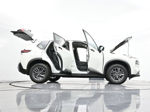 Used 2023 Nissan Rogue S image 47