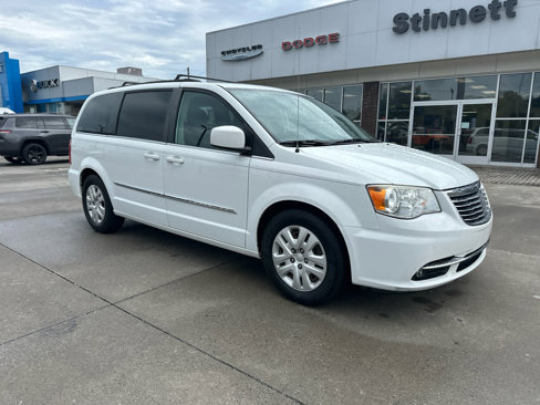 Used 2016 Chrysler Town & Country Touring image 4