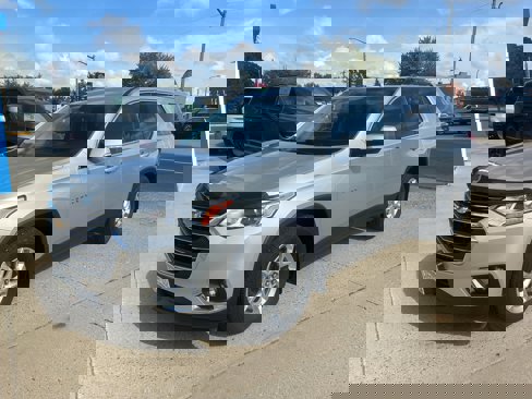 Used 2018 Chevrolet Traverse LT image 2