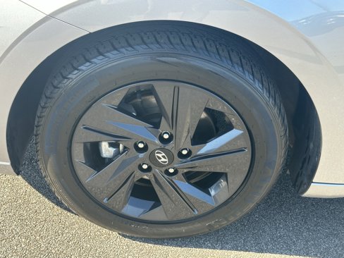 Used 2023 Hyundai Elantra SEL image 14