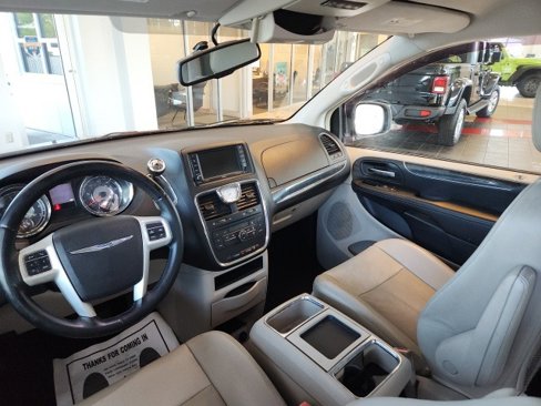 Used 2014 Chrysler Town & Country Touring image 17