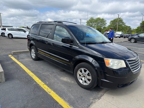 Used 2009 Chrysler Town & Country Touring image 2