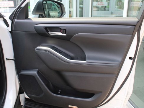 Used 2022 Toyota Highlander XLE image 32