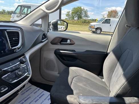 Used 2017 Chrysler Pacifica Touring image 34