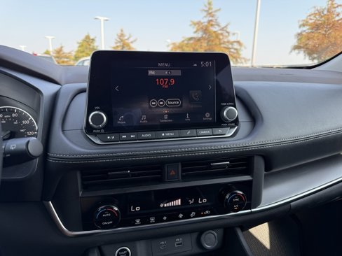 Used 2023 Nissan Rogue SV image 16