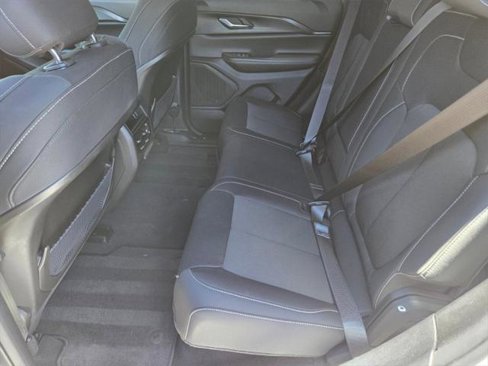 Used 2023 Jeep Grand Cherokee Laredo image 13