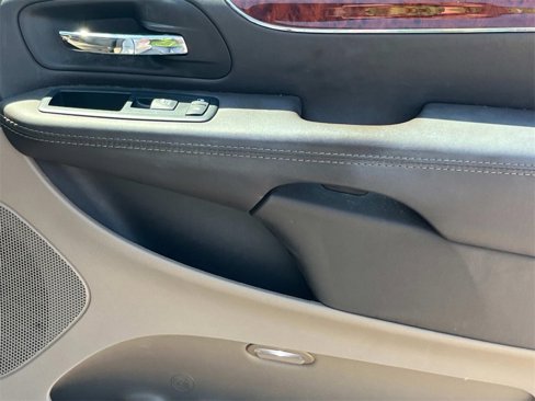 Used 2014 Chrysler Town & Country Limited w/ Luxury Group image 18