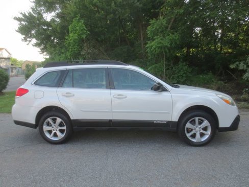 Used 2014 Subaru Outback 2.5i image 10