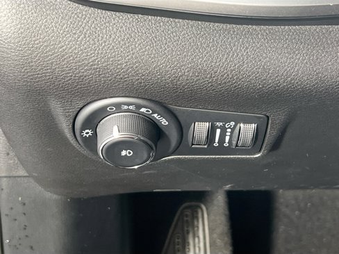 Used 2023 Jeep Compass Latitude image 10