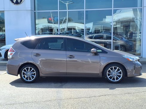 Used 2017 Toyota Prius V Five image 8