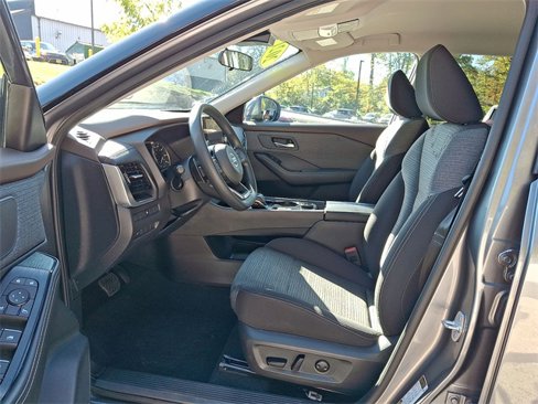 Used 2021 Nissan Rogue SV image 11
