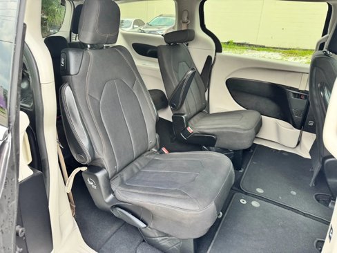 Used 2017 Chrysler Pacifica Touring image 18