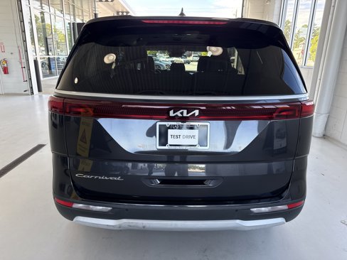 Used 2022 Kia Carnival EX image 10